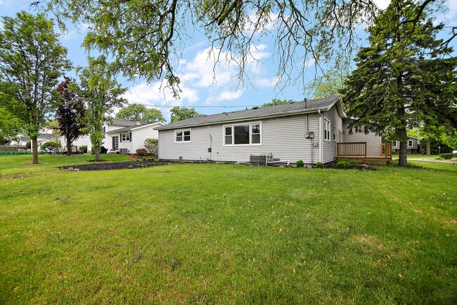 Building Photo - 911 Cherokee Dr