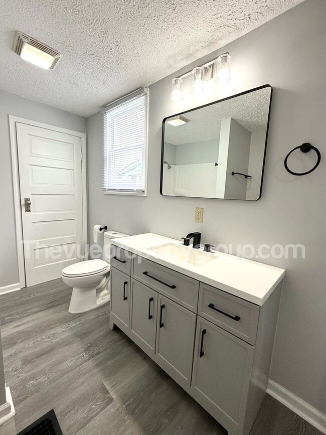 Building Photo - Remodeled 3 Bed, 2 Bath Home with Luxuriou...