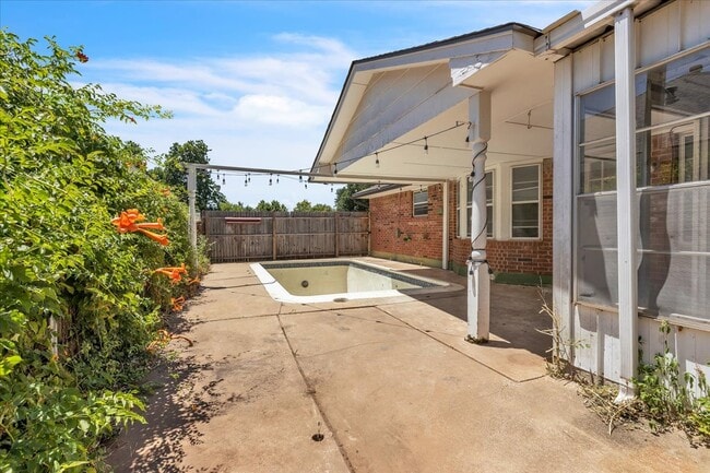 Building Photo - 3600 Sunvalley Dr