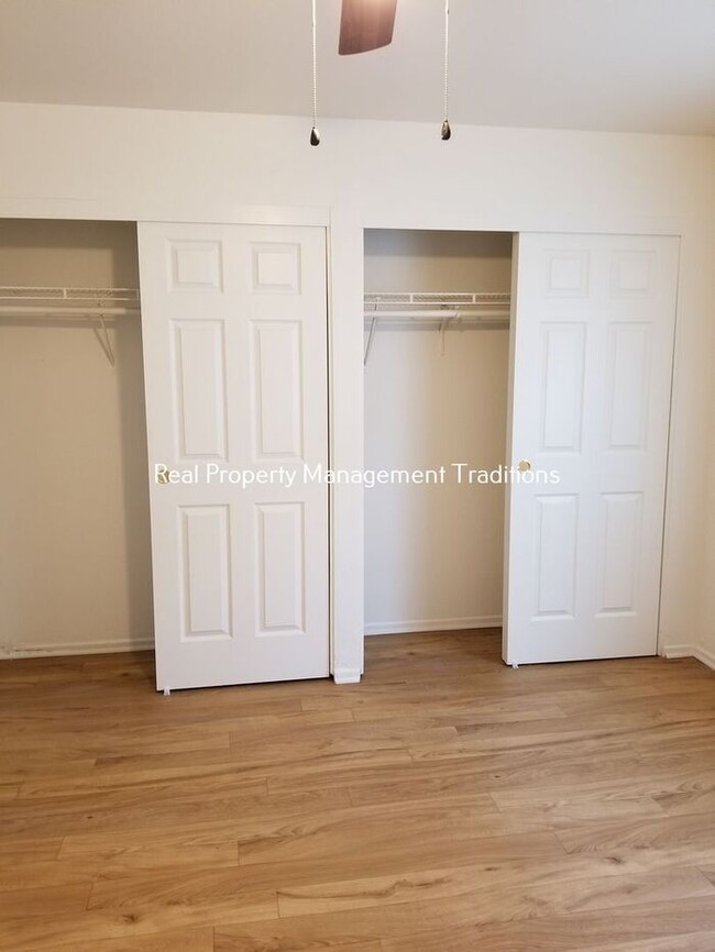 Building Photo - Upgraded 3 + 1 Apartment in Rosamond