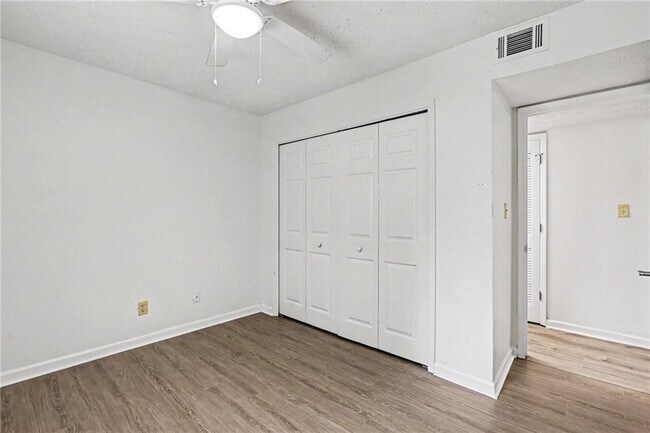 Building Photo - 3960 Riverlook Pkwy SE