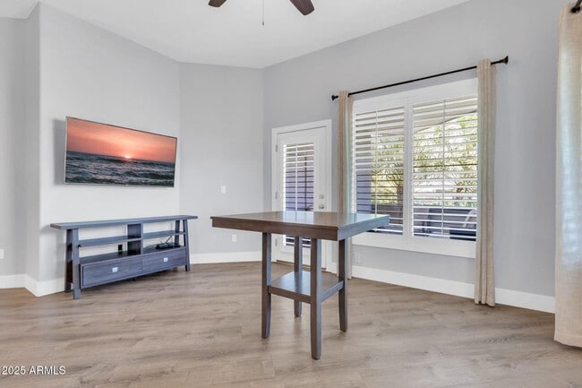 Building Photo - 945 E Playa Del Norte Dr