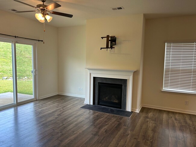 Building Photo - 5 Bedroom / 3 Bath Home Kingsport, TN