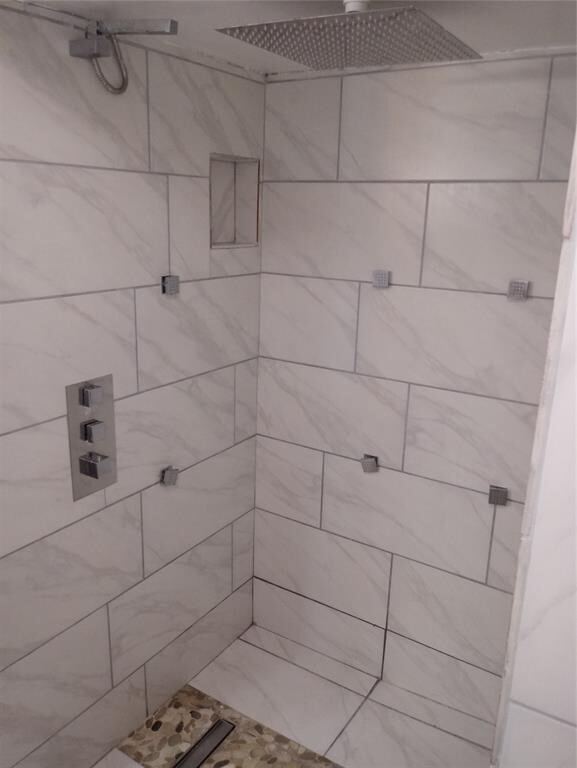 Building Photo - 3411 S Briar Knoll Dr