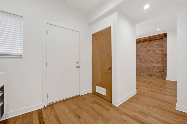 Building Photo - 120 E 57th St