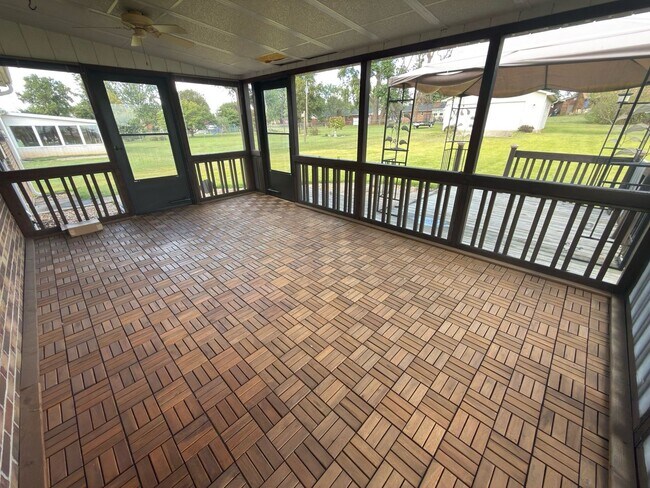 Building Photo - Spacious three bedroom, two bathroom with ...