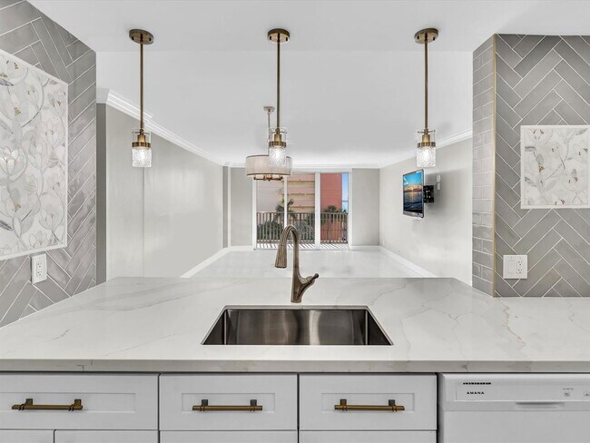 Building Photo - 1150 Hillsboro Mile Apt #1150, Hillsboro B...