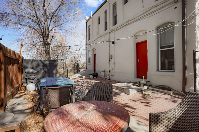 Building Photo - Large Renovated Historic Apartment in Five...