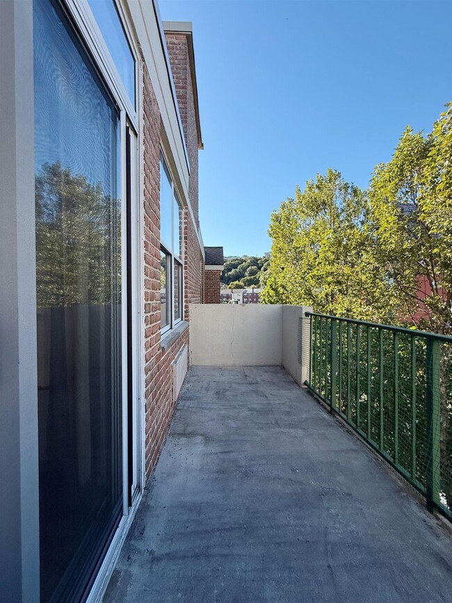 Building Photo - 200 Grand Cove Way