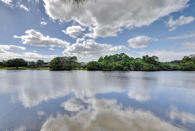Building Photo - 8028 Plantation Lakes Dr
