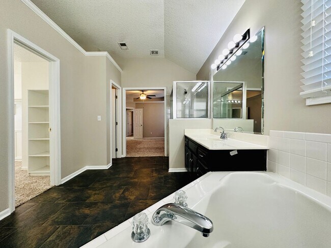 Building Photo - **BRAND NEW CARPETS** Beautiful Home in Bl...