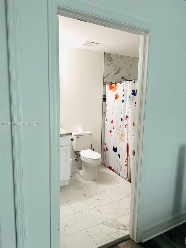 Building Photo - 2524 NE 5th Ave