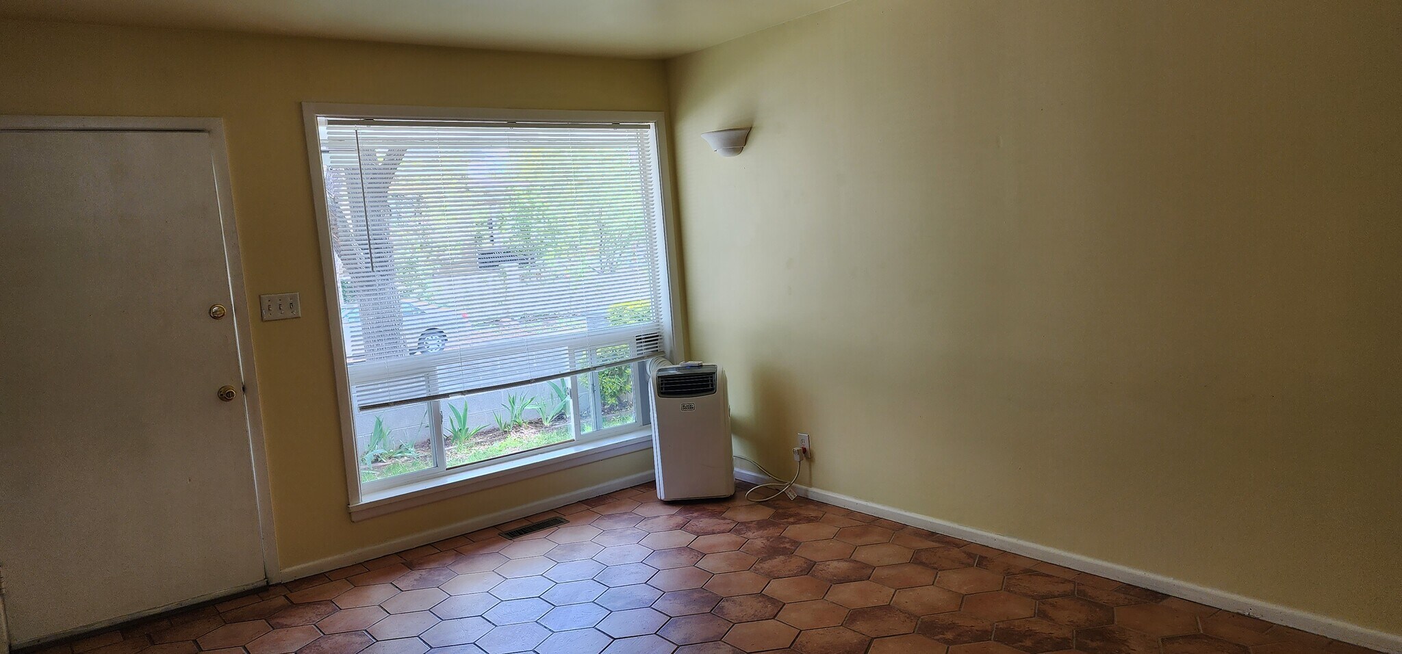 Living Room - 907 E Laird Ave