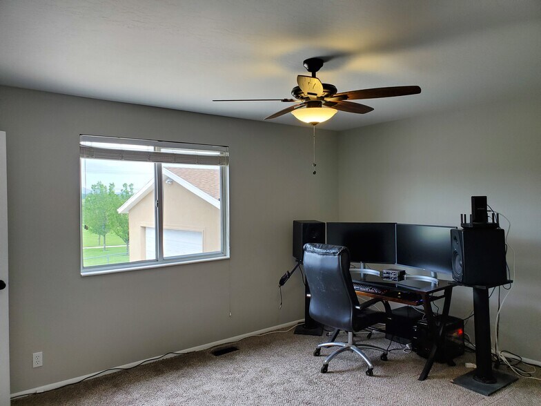 Building Photo - 940 W Red Oaks Dr