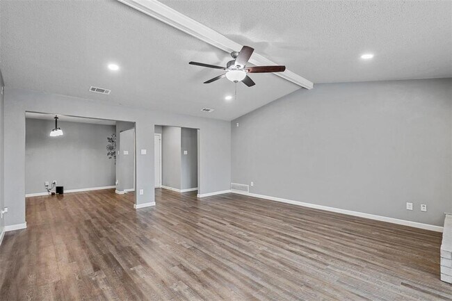 Building Photo - 2909 Lake Park Dr