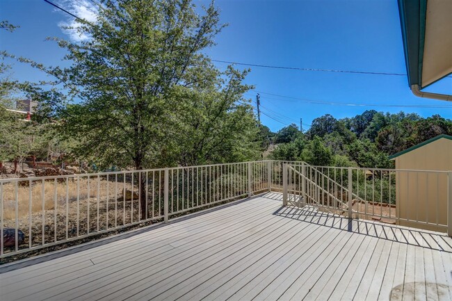 Building Photo - Immaculate 3 bedroom, 2 bath home in Presc...