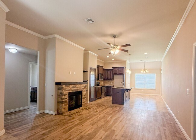 Building Photo - Edmond Schools | 3 Bed, 2 Bath | Open Layout & Covered Patio