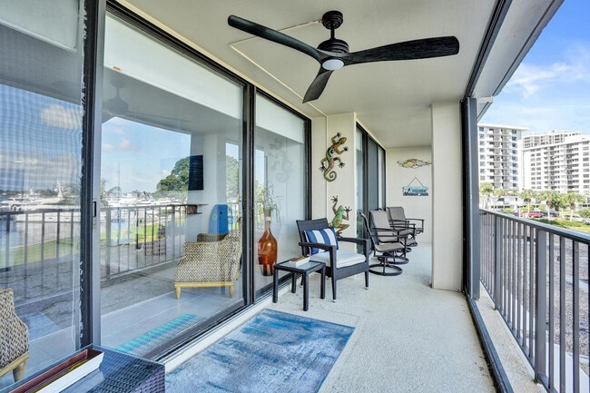 Building Photo - 132 Lakeshore Dr