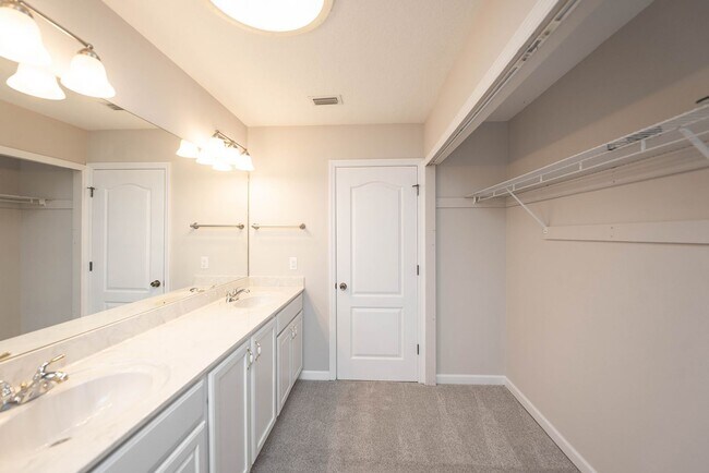 Building Photo - Welcome to this spacious three-bedroom, three-bath home in the heart of Palm Bay