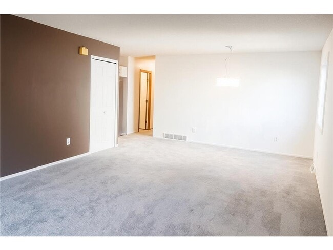 Building Photo - 9 Heights Rd NE