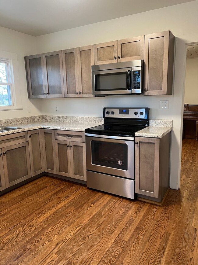Building Photo - Acreage and Privacy! Available March!
