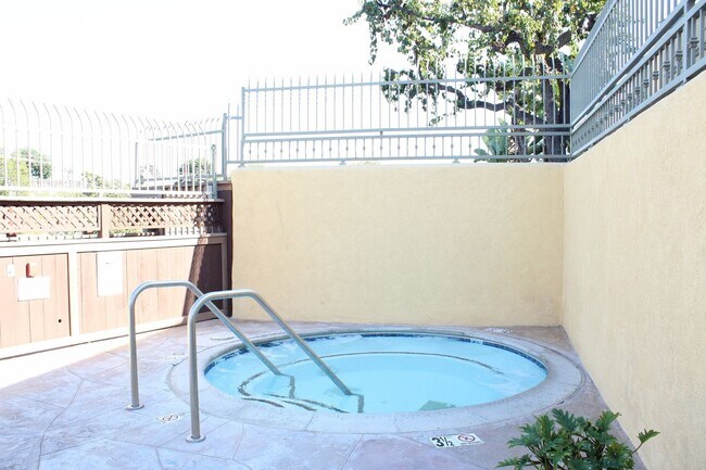 Building Photo - Beautiful 2B/2BA Townhouse w/ Washer/Dryer...