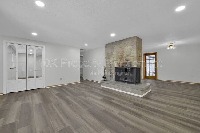 Building Photo - 1638 Parkinson Dr