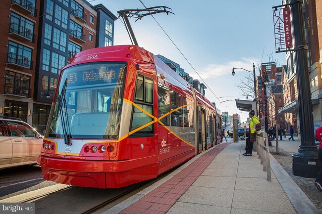 1 block to the H Street Tram - 301 G St NE