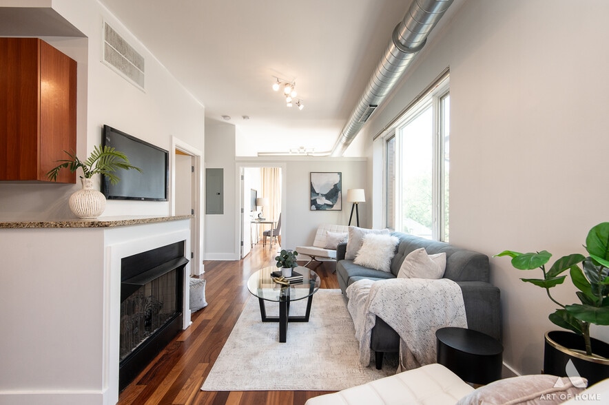 Living Room - 4751 N Artesian Ave #409