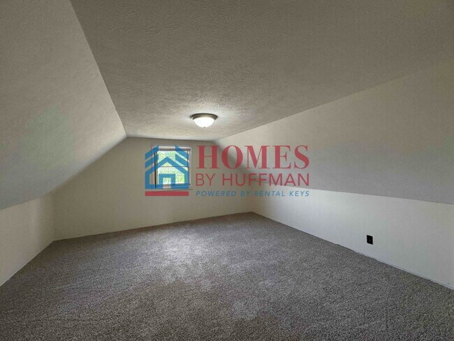 Building Photo - Three Bedroom | Detached Garage