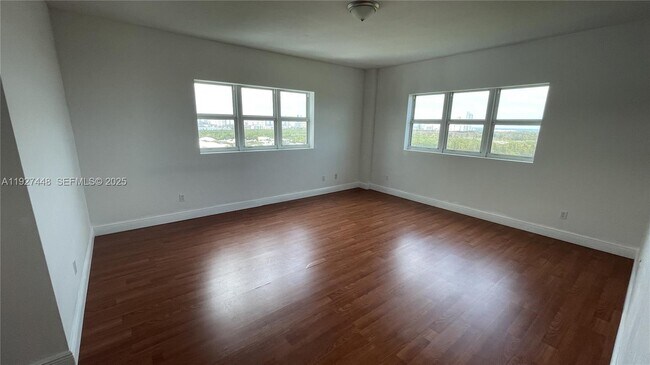 Building Photo - 14951 Royal Oaks Ln