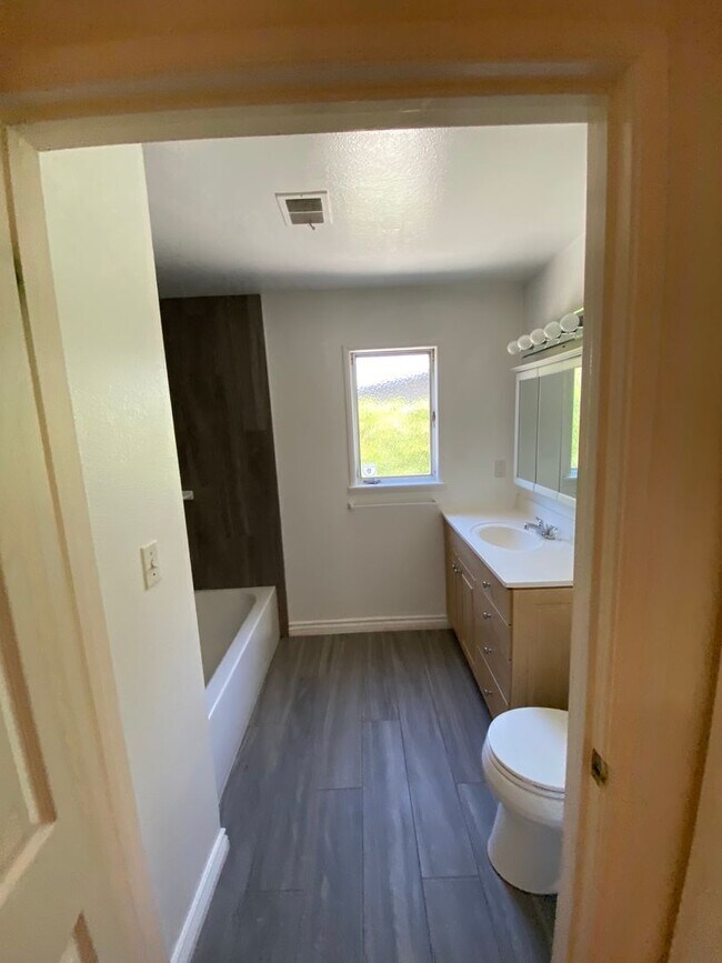 Building Photo - 6885 Pasado Rd