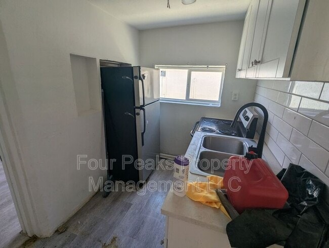 Building Photo - 102 E Hatcher Rd