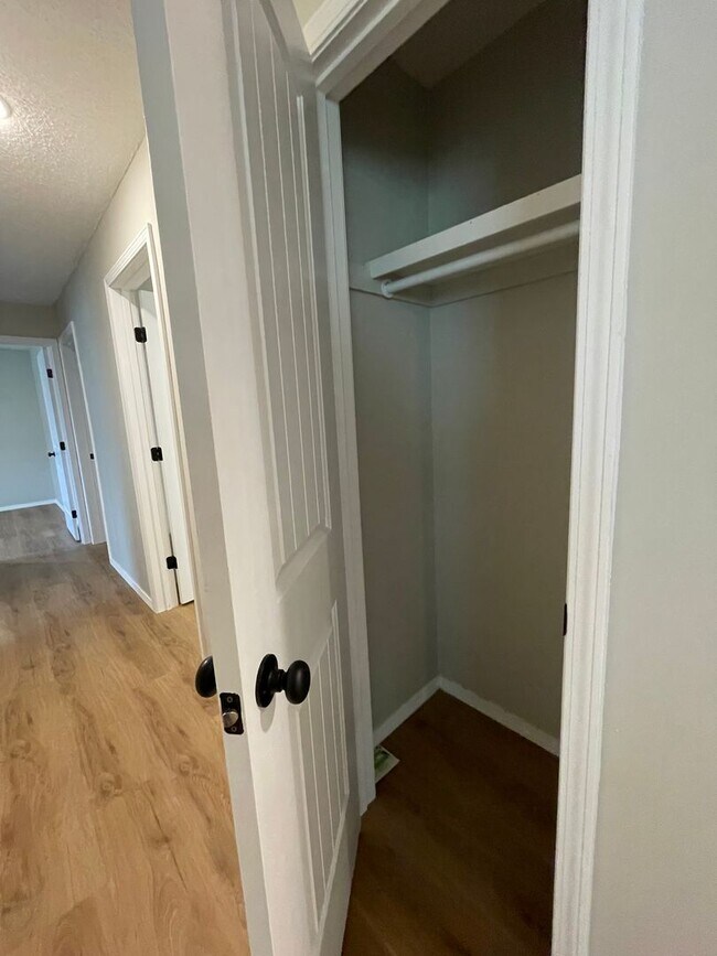 Building Photo - Great Location 3 bedroom 1 bath 1car garage