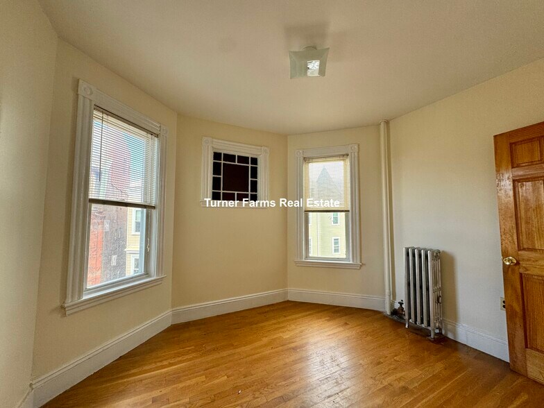 Building Photo - 144 Hillside St