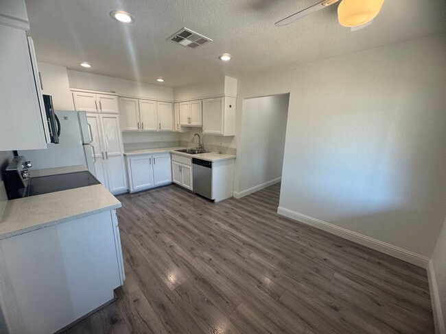 Building Photo - 4 Bedroom Home in Sacramento