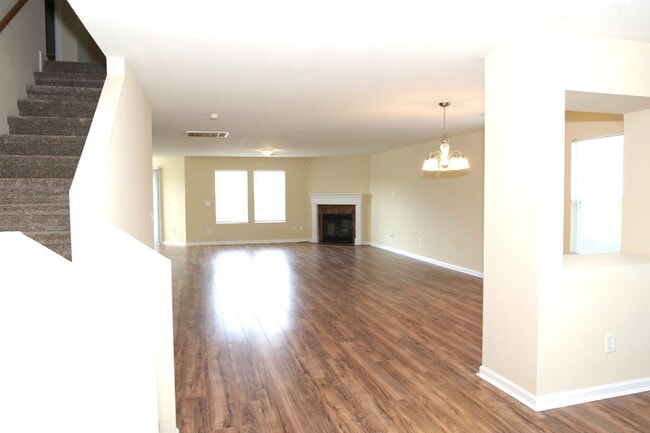 Building Photo - Move-In Special!