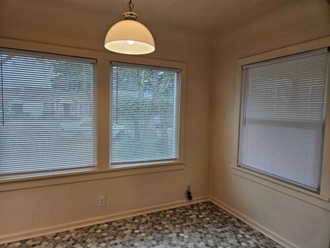 Building Photo - 2Bd/1Ba Single Story House - Available to View!