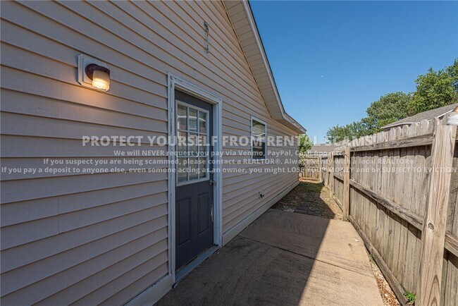 Building Photo - 1137 S Holland Dr