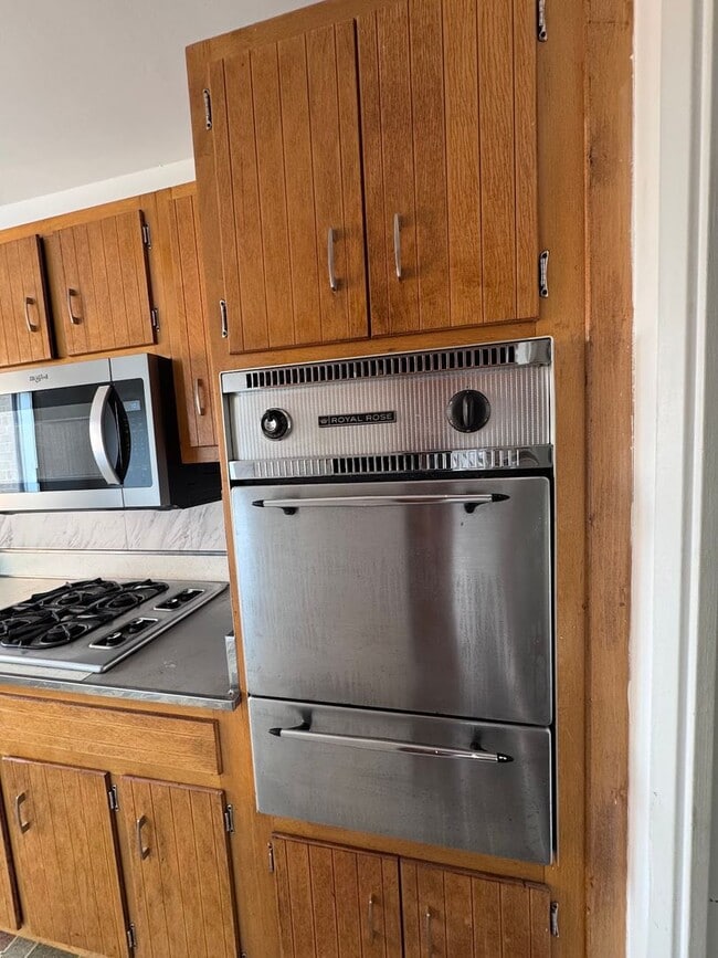 Building Photo - Spacious One Bedroom Apartment- City views!