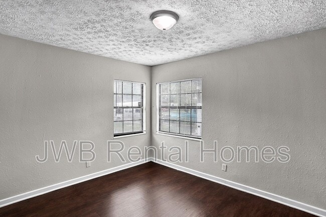 Building Photo - 2909 Aubrey Ave