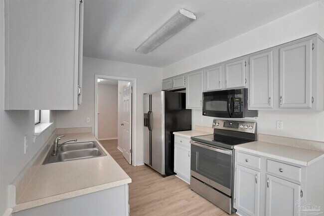 Building Photo - 10601 Silver Creek Dr