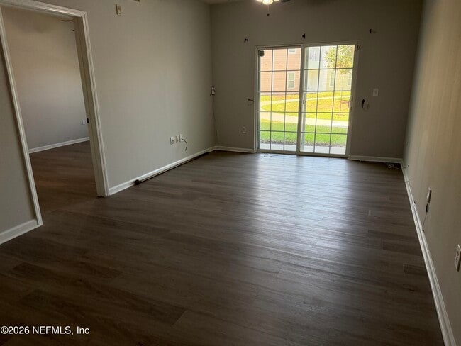 Building Photo - 8201 Green Parrot Rd