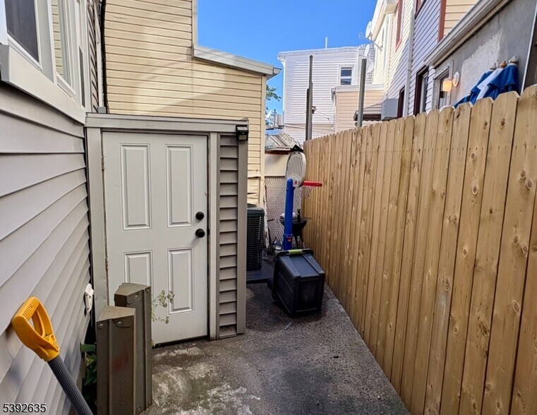 Building Photo - 425 Lafayette St