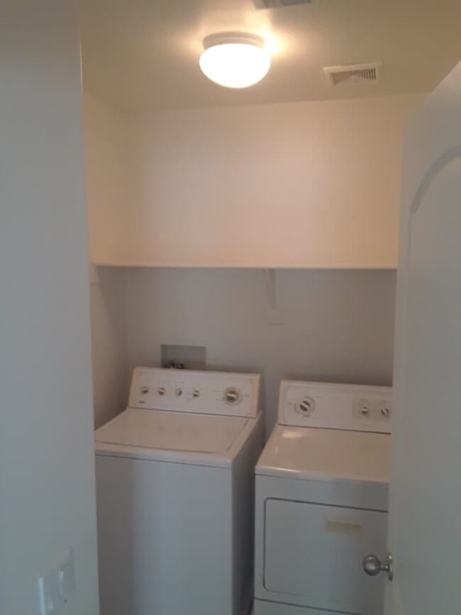 Building Photo - 3 Bedroom - 2.5 Bath - 1605 Sq Ft - Rancho Sahuarita Community - Sahuarita