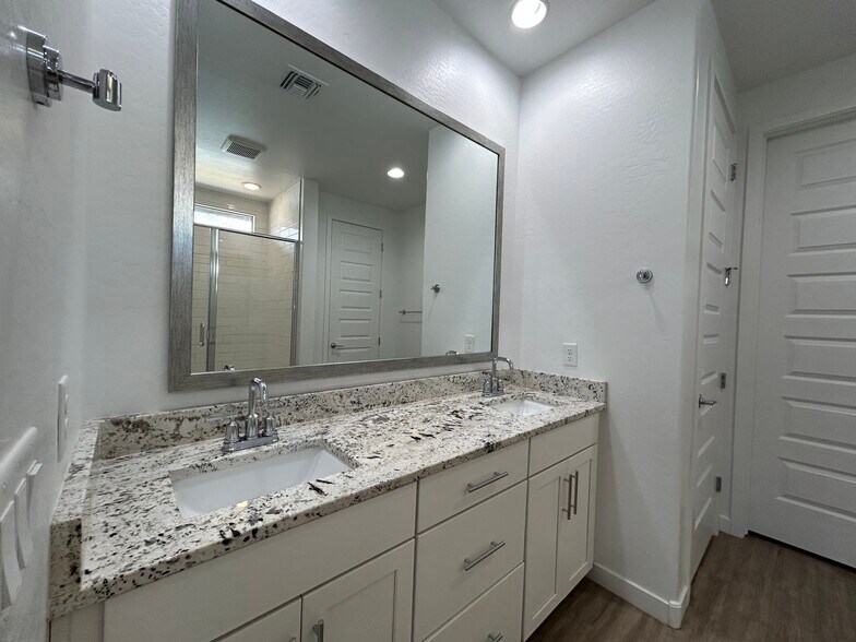 Building Photo - 2241 E Meadowview Ct