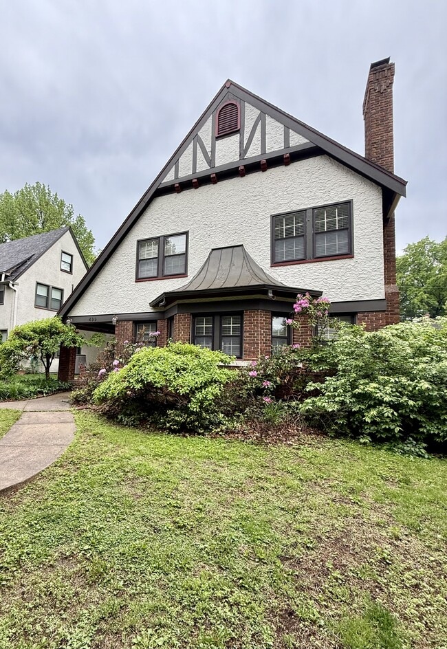 Building Photo - 429 W 70th Terrace