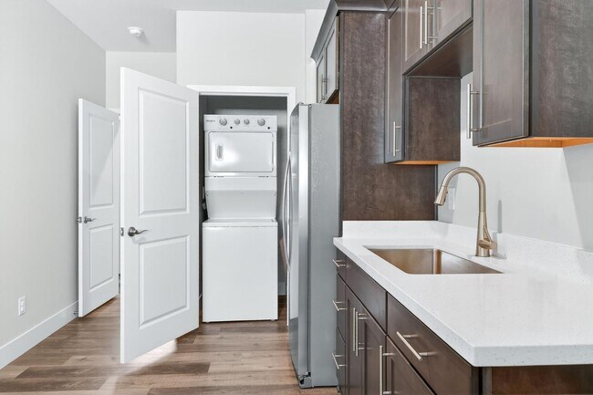 Building Photo - 1024 Saker Falcon Dr