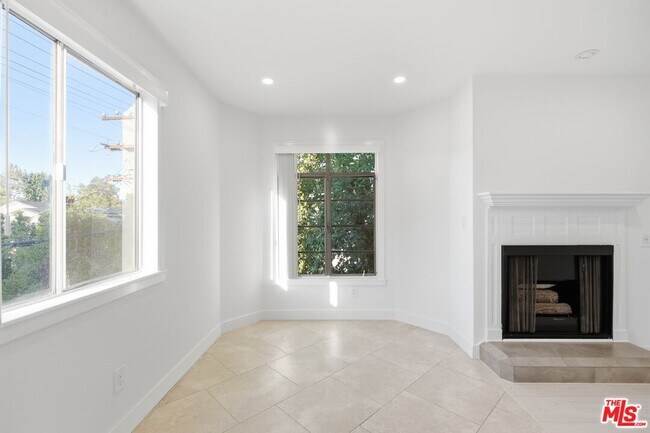 Building Photo - 13025 Moorpark St