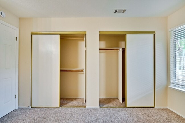 Building Photo - Cute One Bedroom Condo with Central AC and Heat.